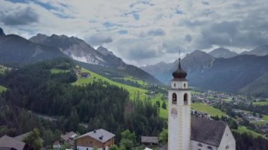 Dolomitlerdeki Alp Köyü 