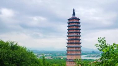Bai Dinh Pagoda, Ninh Binh, Vietnam 'daki en büyük Budist tapınağı kompleksi.