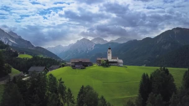 Aldeia Alpina Nas Dolomitas — Vídeo de Stock