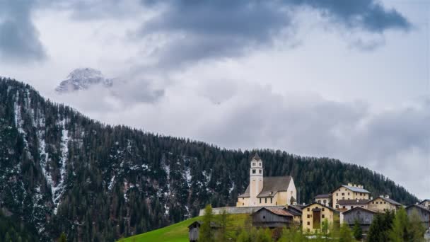 Nuvens Movem Sobre Vale Montanha Alpine Village — Vídeo de Stock
