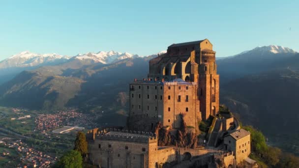 Drone Che Vola Nella Vecchia Abbazia Medievale Arroccato Sulla Cima — Video Stock