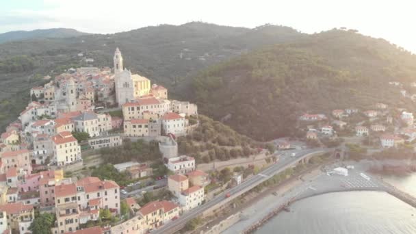 Akdeniz Kıyısındaki Cervo Ortaçağ Kasabasında Uçmak Liguria Riviera Talya — Stok video