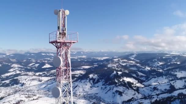 Latanie Nad Wieżą Łączności Radiowej Pokryty Śniegiem Górskim Krajobraz Zimowy — Wideo stockowe