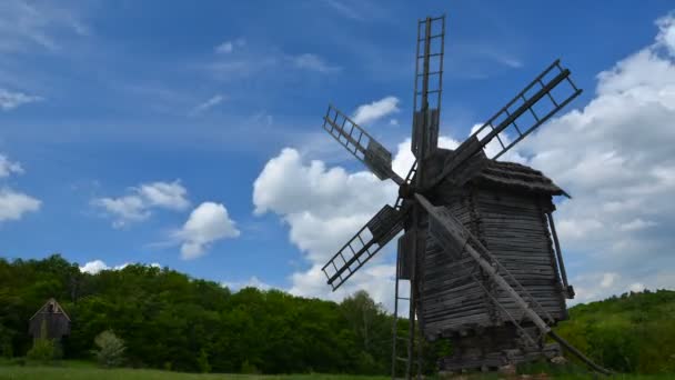 Alte Windmühle Und Schwebende Wolken — Stockvideo