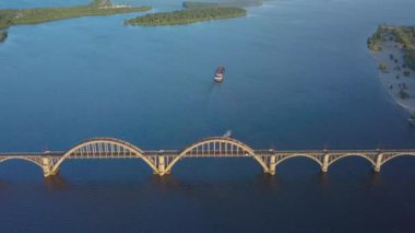 Nehirde Gemi Yüzüyor