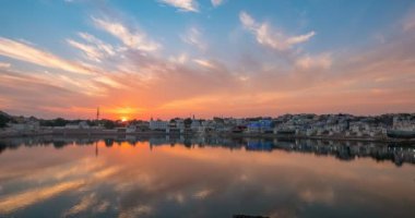 Pushkar, Rajasthan, Hindistan 'da günbatımı süresi doluyor.