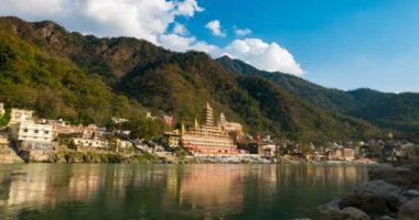 Rishikesh 'te zaman kaybı, Hindistan' daki kutsal kasaba ve seyahat merkezi. 