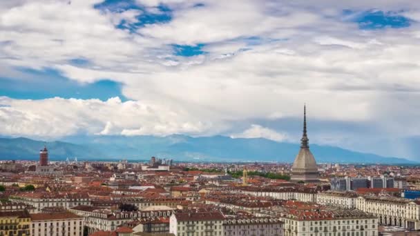 Včasný den Turín Itálie, město se probouzí, barevná dramatická obloha — Stock video