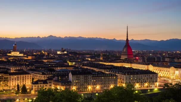 Torino 'nun zaman atlaması, Torino' nun zaman atlaması panoramik şehir manzarası gün batımından geceye kayboluyor — Stok video