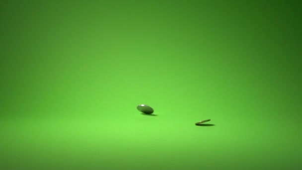 Fallende Münzen Auf Grünem Hintergrund — Stockvideo