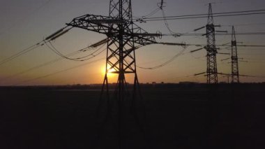 Gün batımı ve yüksek voltajlı güç pilonu