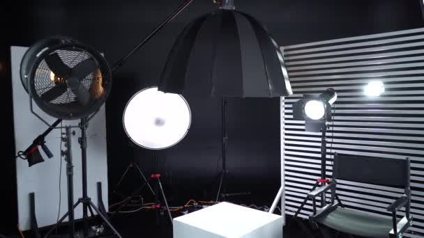 Estúdio Fotografia Moderna Com Equipamento Iluminação Profissional Quarto Escuro Cyclorama — Vídeo de Stock