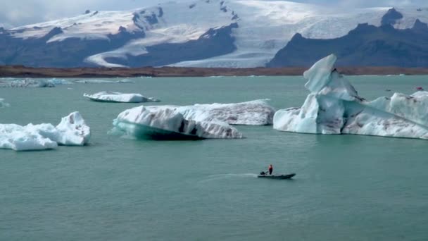 Loď Plovoucí Mezi Ledovci — Stock video