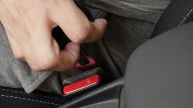 Emniyet kemerindeki 3 noktalı yolcu koltuğunun yavaş çekim bağlantısı