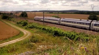 Express Yüksek Hızlı Tren Kırsala doğru Güzel Fransız Kırsal Bölgesi 'nden geçiyor 