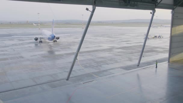 Hangar Para Aviones Con Gran Puerta Abierta Soleado Día Verano — Vídeo de stock