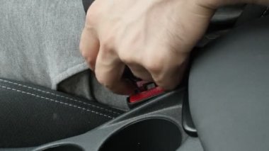 4K video 'da üç puanlık emniyet kemeri takılıyor.