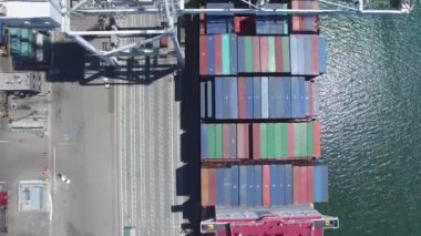 Oakland Limanı 'nda demirli kargo gemisinin hava üst görüntüsü konteynırlarla dolu, San Francisco