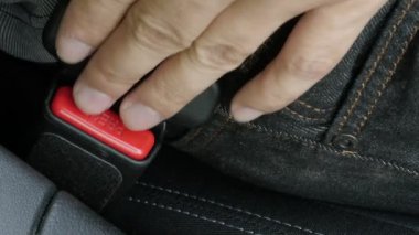 3 noktalı emniyet kemerinin araç braket 4K video bağlantısından çıkarılması