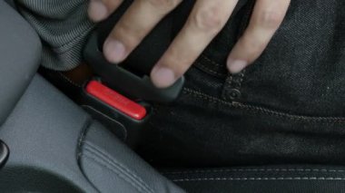 Sürücü tarafındaki 3 noktalı emniyet kemeri 4K görüntüsü kesiliyor