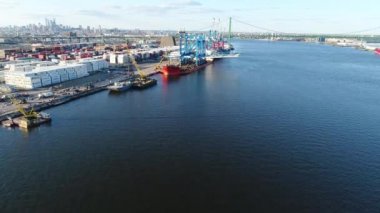 Philadelphia Nehri 'ndeki ağır yük mavnası taşıyıcısının hava görüntüsü.