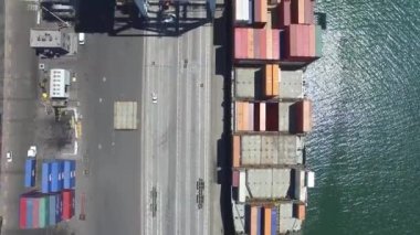 Düz Açı Uçuşu Beyaz Ağır Vinçler ve Kamyonlarla Kargo Gemisi