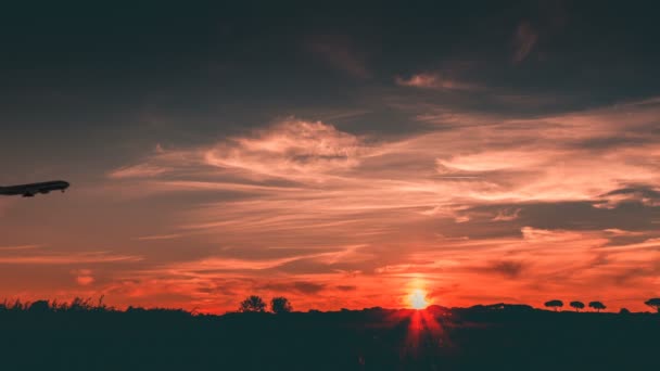 Silhouet Van Een Vliegtuig Bij Het Opstijgen — Stockvideo