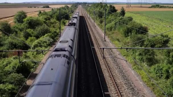 Над Железной Дорогой Пассажирского Поезда Проходящего Через Красивое Лето — стоковое видео