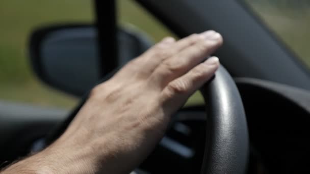 Мужские Руки Совершенно Новом Рулевом Колесе Замедленного Движения — стоковое видео