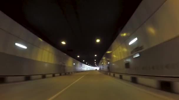 车辆从车辆乘客站驶过隧道 — 图库视频影像