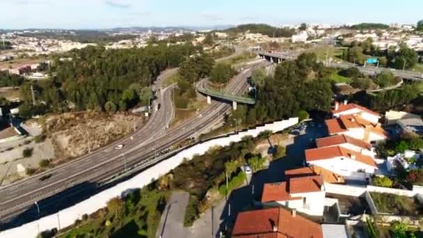 Verkehr Mit Fahrzeugen Auf Der Autobahn Luftaufnahmen Der Stadt Porto — Stockvideo