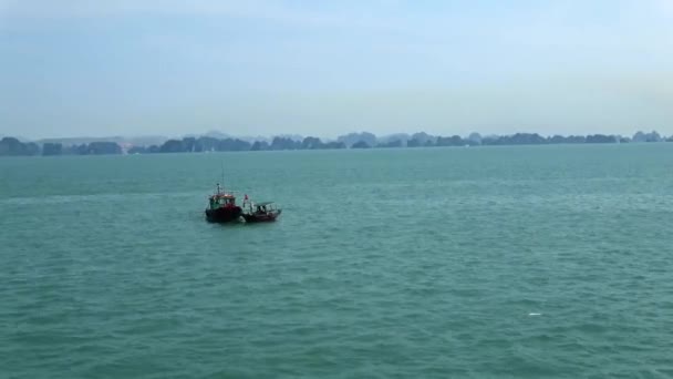 Paisaje Dos Pequeños Barcos Pesca Tradicionales Las Islas Montaña Siluetas — Vídeos de Stock