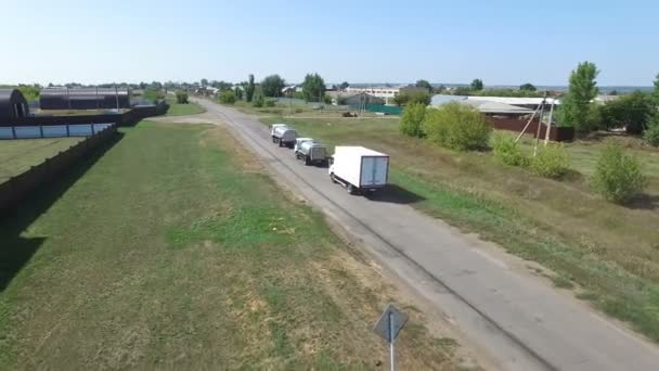 Vista Camiones Cisterna Montando Carretera Rural Verano Transportando Cerveza Bajo — Vídeos de Stock