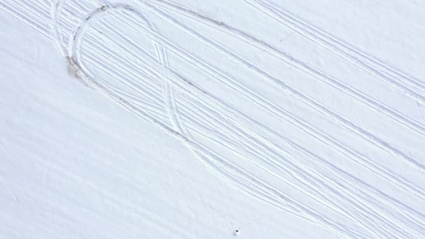 Ascension sur les sentiers d'hiver dans la neige 4K drone vidéo 