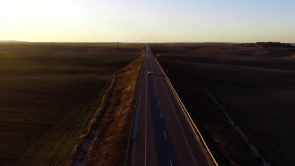 Autobahn Bei Sonnenuntergang Polizeiauto Polizeistreifen Auf Den Straßen — Stockvideo