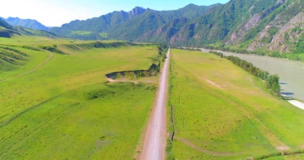 Luchtfoto Landelijke Bergweg Weide Zonnige Zomerochtend Asfaltweg Rivier — Stockvideo