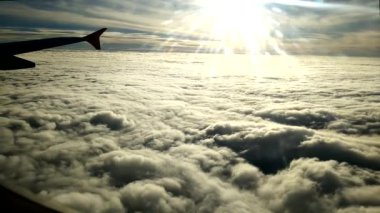 Bulutlar ve Güneş Işıkları Arasında Uçan Uçak 