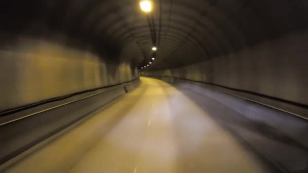 驾驶车辆通过隧道及视野内的驾驶 — 图库视频影像
