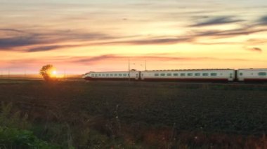 Gün batımına Karşı Tren Geçiyor