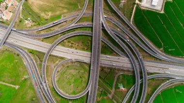 Karmaşık Yol Kavşağı ve Araba Trafiği. Hava Görünümü