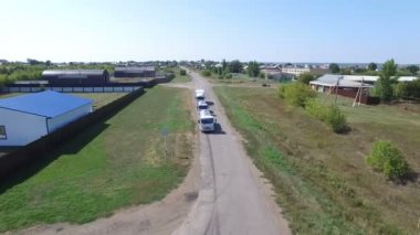 Kırsal bölgedeki Modern Bira Üretiminin Avlusuna Gelen Tank Kamyonlarının Hava Görüntüsü