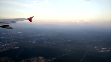 Havaalanına yakın bir yerde uçuyor. 