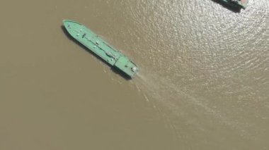 Kargo gemisi Mekong Nehri Delta Bölgesi, Can Tho, Güney Vietnam 'da ilerliyor.