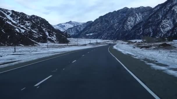 Pov Snöiga Mountain Road Hisnande Rocky Mountain Range Full Tallar — Stockvideo
