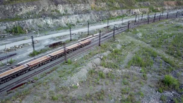 Locomotiva Diesel Está Empurrando Carro Descarga Enchido — Vídeo de Stock