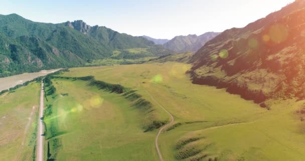 Luftlinie Ländliche Bergstraße Und Wiese Einem Sonnigen Sommermorgen Asphaltstraße Und — Stockvideo