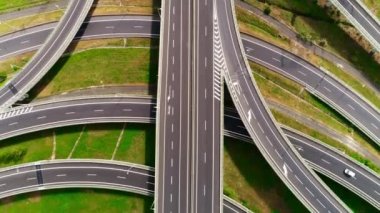 Çok katlı yol kavşağı ve araba trafiği. Hava Dikey Görünümü