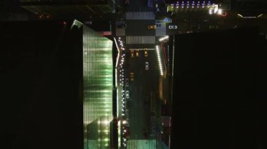 Gece Şehrin işlek caddelerinin Birds Eye Manzarası