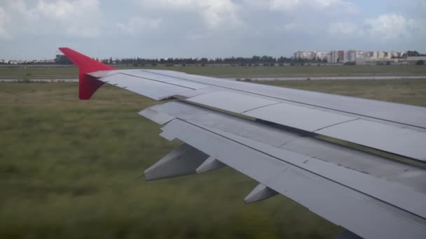 飞机在地面上飞行 从飞机窗到机翼的视图 — 图库视频影像