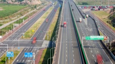 Yangshan yakınlarındaki trafik. Şangay Konteynır Limanı Terminali.